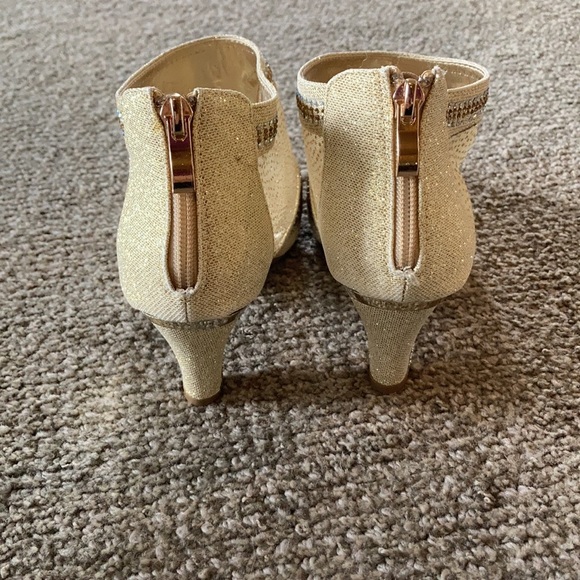 Women’s Gold Heel Shoe - Picture 5 of 12